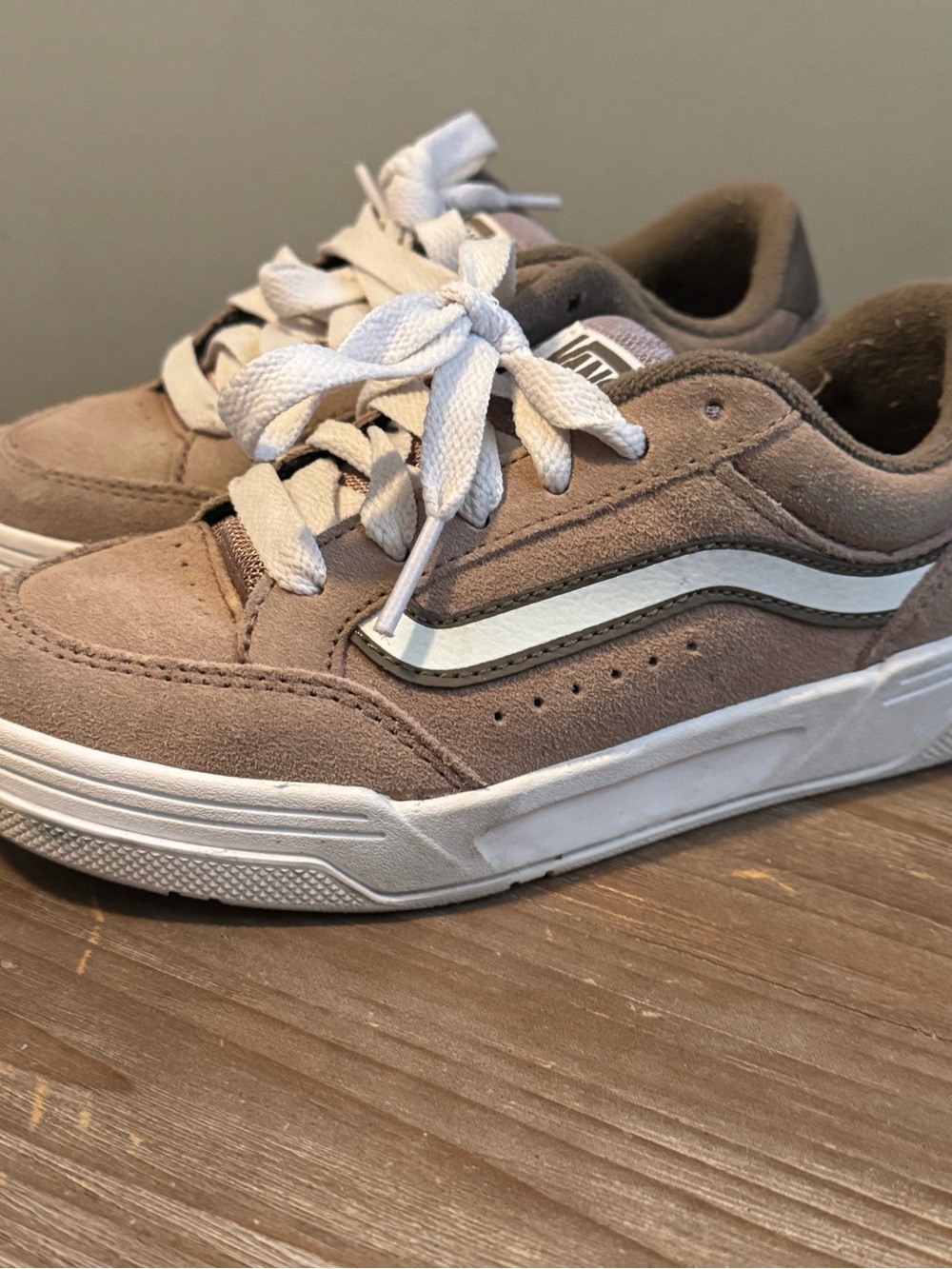 Vans Hylane Kids Sneakers in Taupe and White